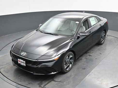 Used 2025 Hyundai Elantra Limited FWD image 43