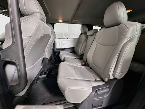 Used 2026 Toyota Sienna XLE FWD image 27