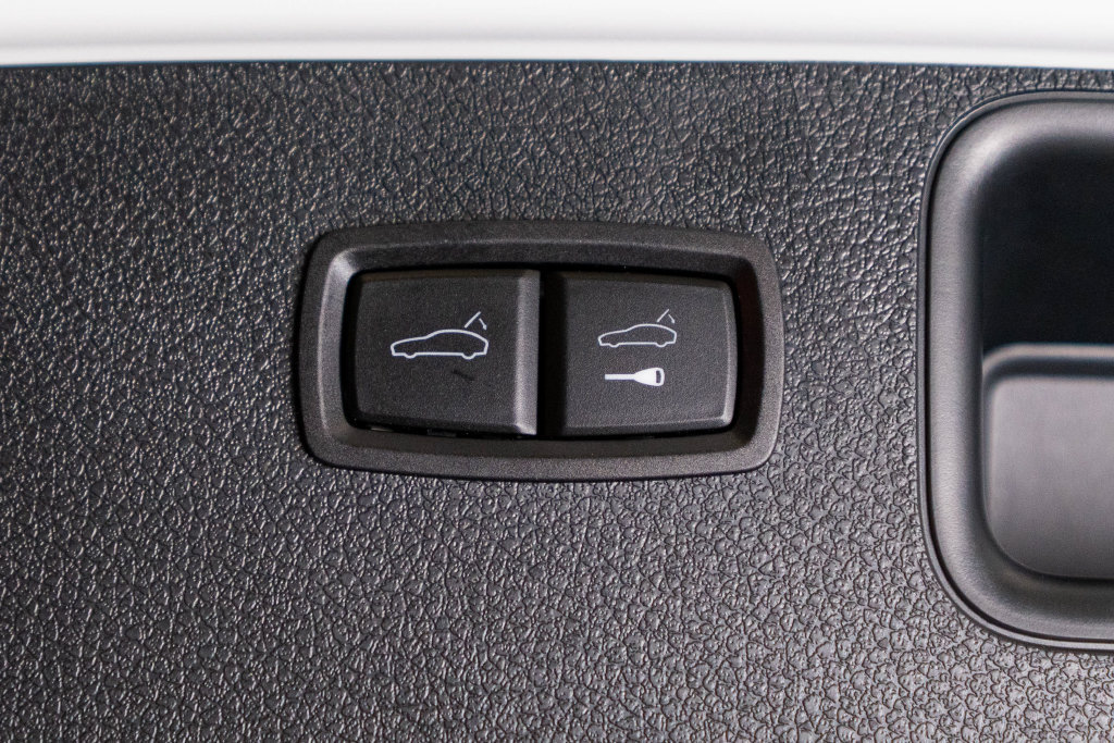 Certified 2023 Porsche Macan AWD/4WD image 40