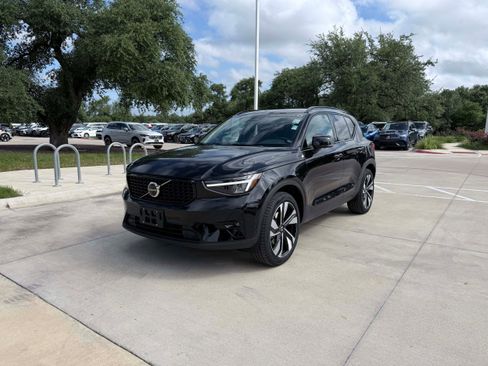 Certified 2025 Volvo XC40 B5 Plus AWD/4WD image 2