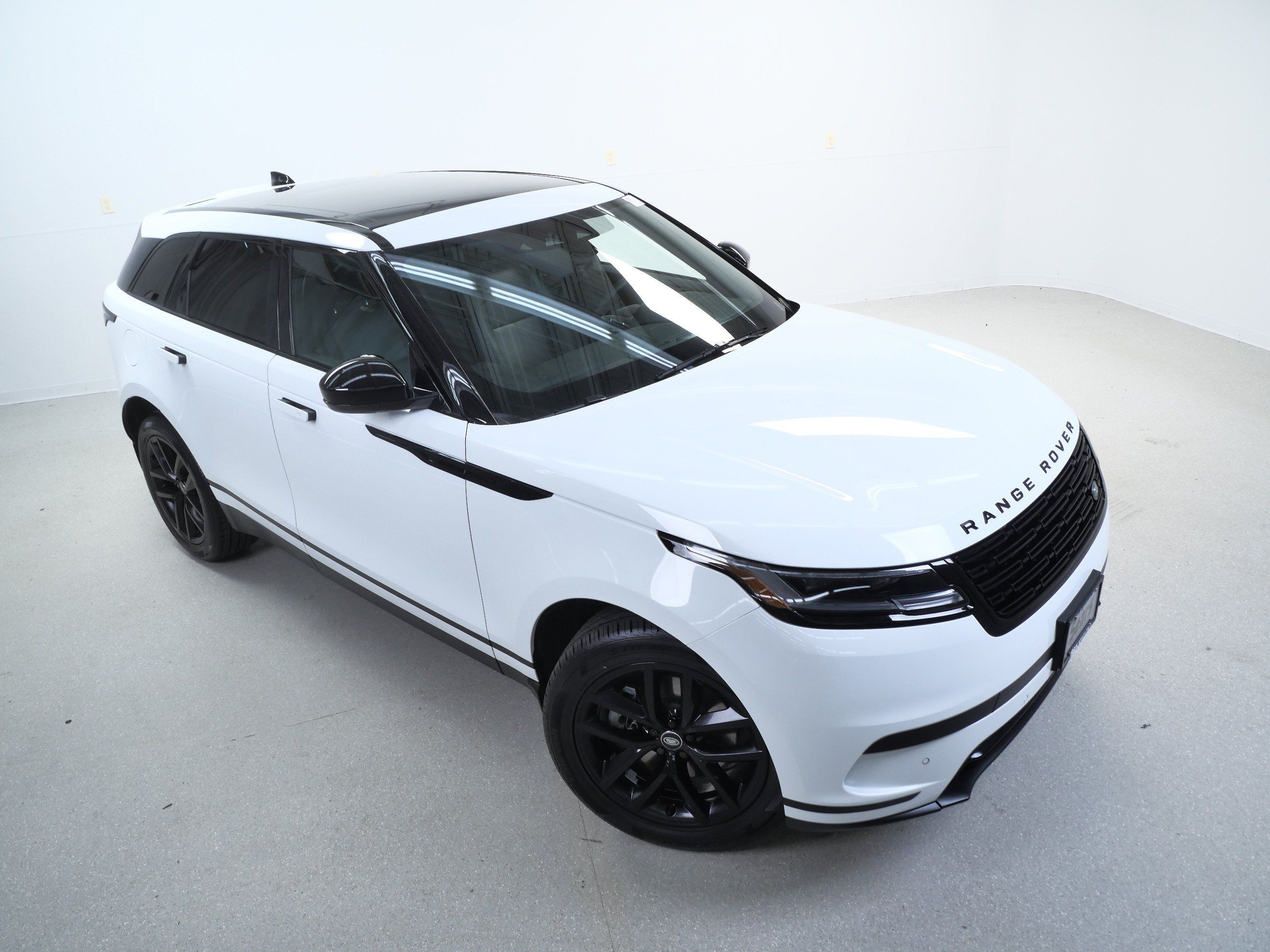 Used 2025 Land Rover Range Rover Velar S AWD/4WD image 4