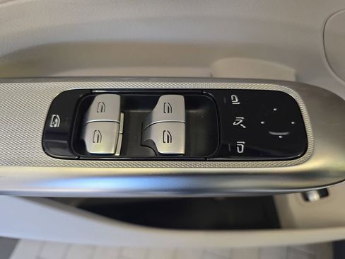 Used 2024 Mercedes-Benz GLC 300 4MATIC image 29