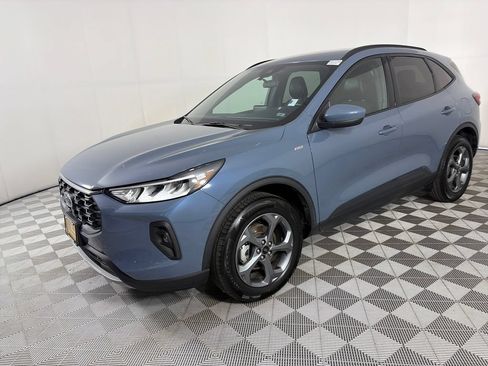 Certified 2025 Ford Escape ST-Line Select AWD/4WD image 3