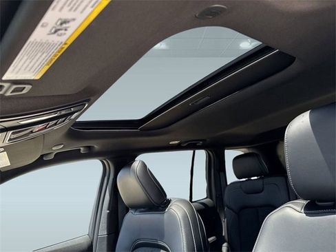 New 2025 Jeep Grand Cherokee Altitude image 12