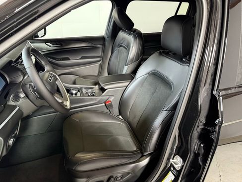 New 2025 Jeep Grand Cherokee L Altitude image 12