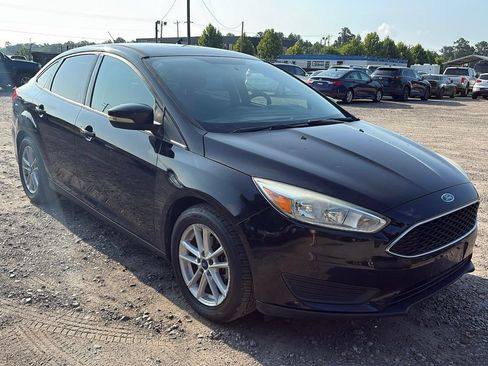 Used 2017 Ford Focus SE FWD image 2