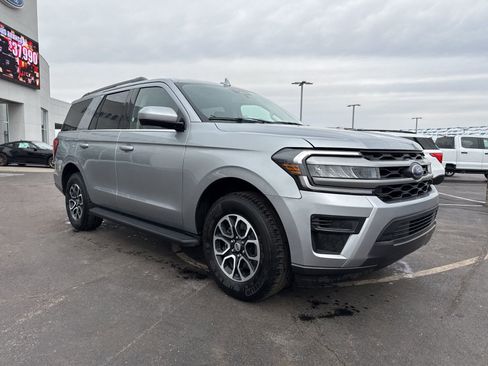 Used 2024 Ford Expedition XLT image 3