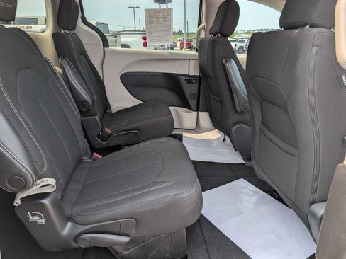 Used 2022 Chrysler Voyager LX FWD image 38
