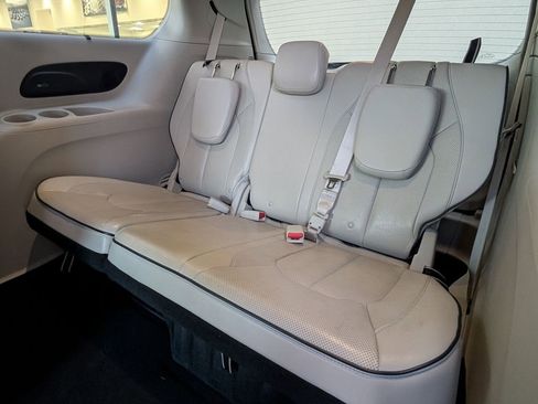 Used 2019 Chrysler Pacifica Limited w/ Advanced Safetytec Group image 16