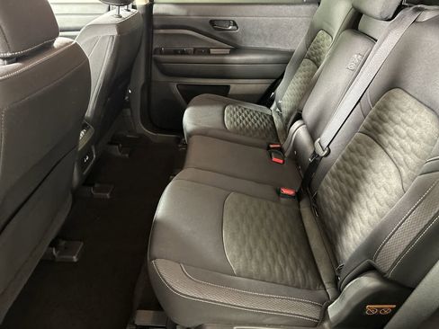 Used 2024 Nissan Pathfinder SV image 23