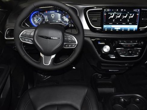 New 2026 Chrysler Pacifica Select image 13