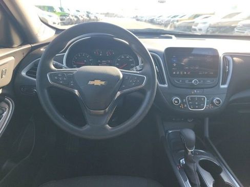 Used 2025 Chevrolet Malibu LT image 3