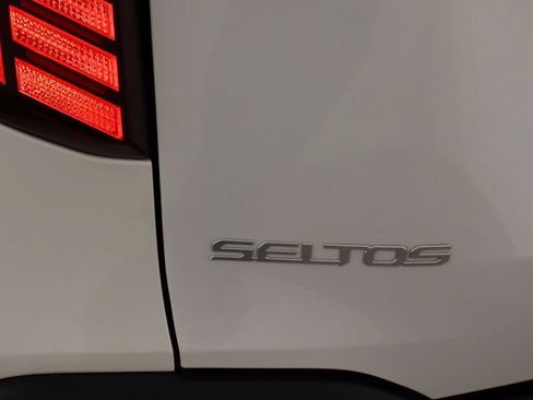Used 2024 Kia Seltos EX FWD image 40