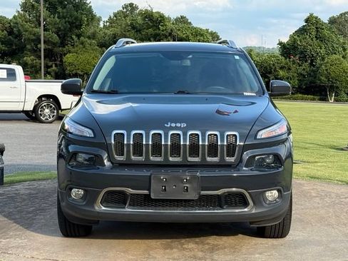 Used 2018 Jeep Cherokee Limited AWD/4WD image 2