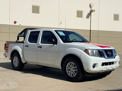 Used 2016 Nissan Frontier SV image 3