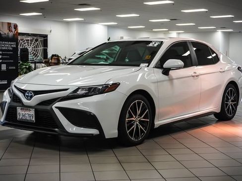 Used 2024 Toyota Camry SE w/ Audio Upgrade Package FWD image 3