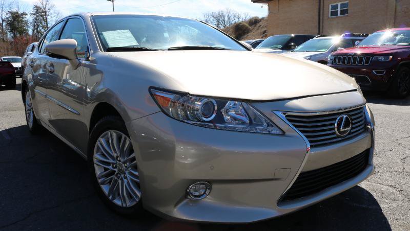 Used 2015 Lexus ES 350 w/ Luxury Package FWD image 3