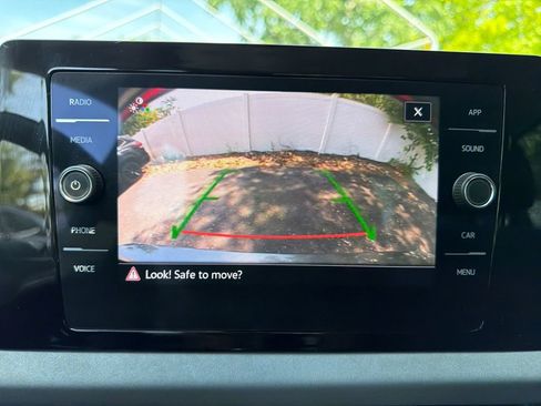 Used 2025 Volkswagen Jetta SE w/ Sunroof Package FWD image 23