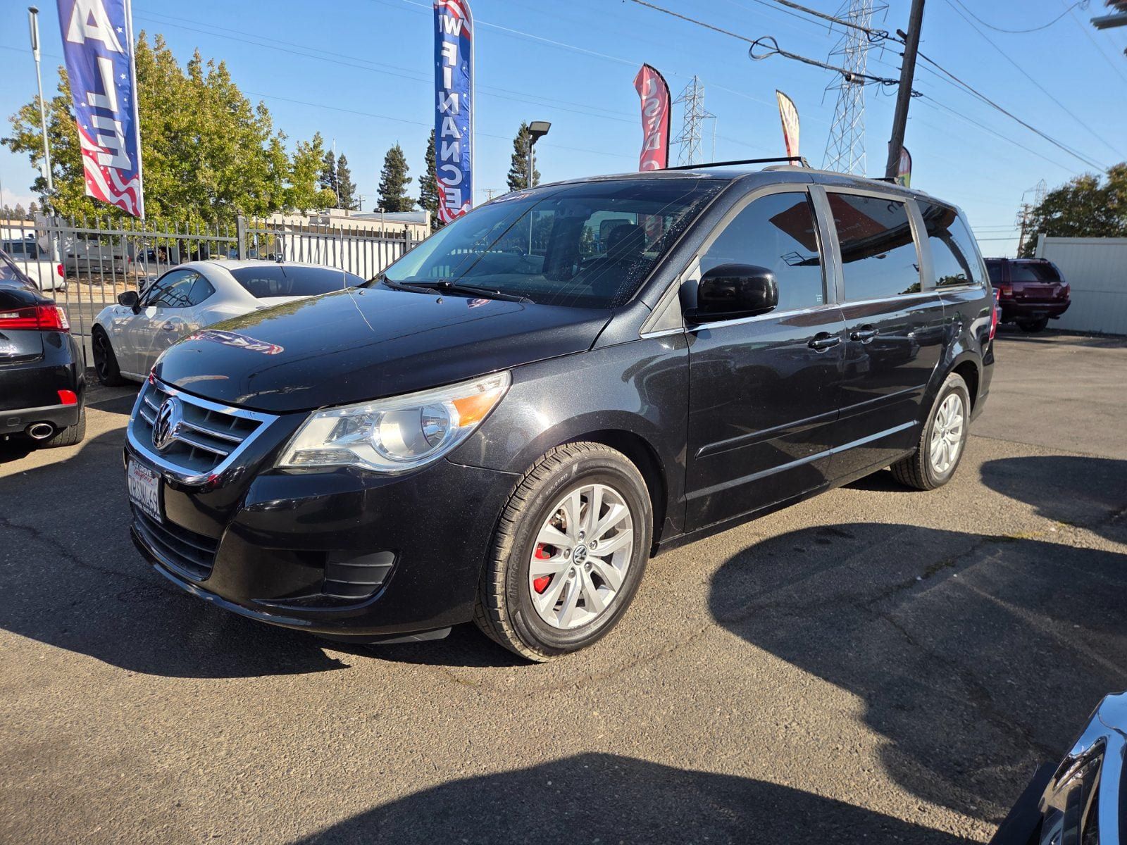 Used 2012 Volkswagen Routan SE FWD image 1