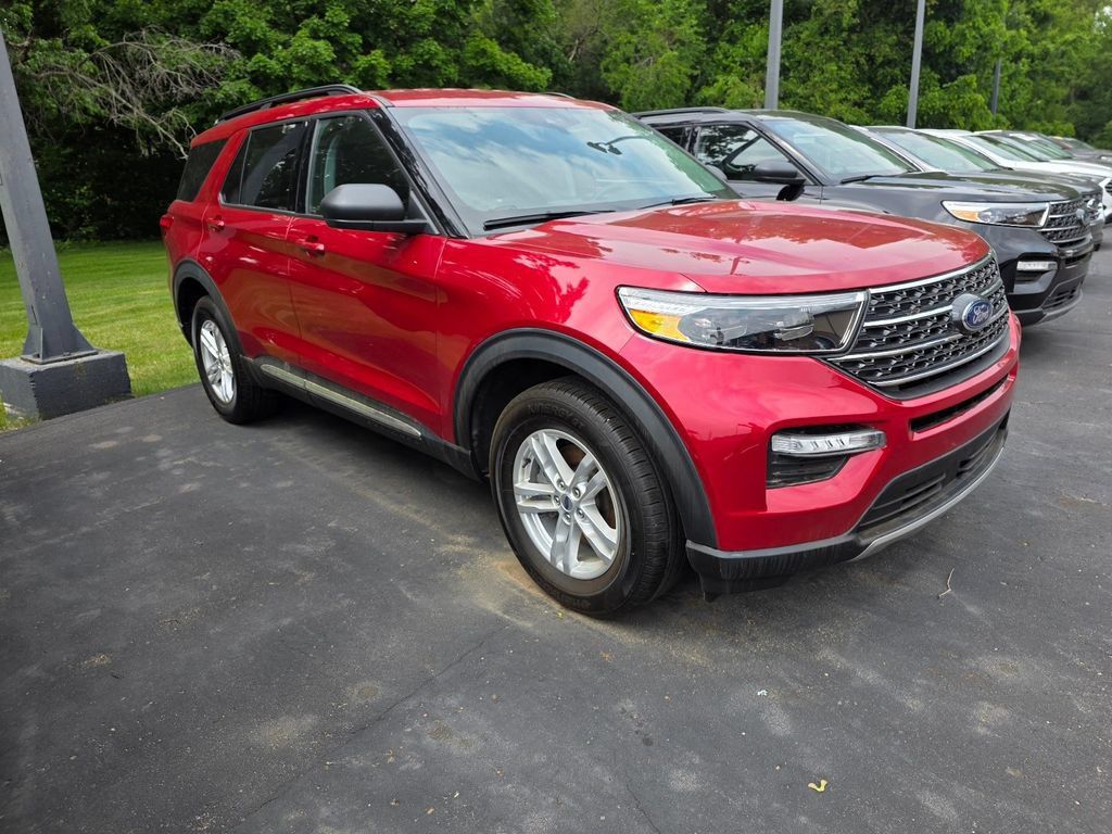 Used 2022 Ford Explorer XLT w/ Equipment Group 202A AWD/4WD image 4