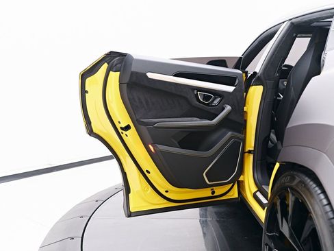 Used 2021 Lamborghini Urus image 32