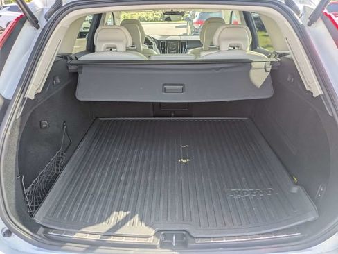Used 2019 Volvo XC60 T5 Momentum w/ Multimedia Package AWD/4WD image 12