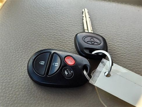 Used 2017 Toyota Sequoia Platinum image 31