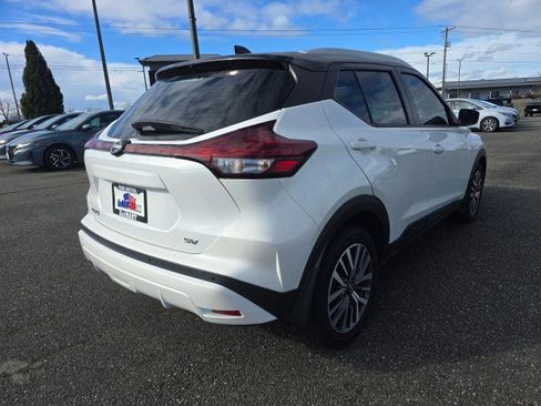 Used 2022 Nissan Kicks SV image 3