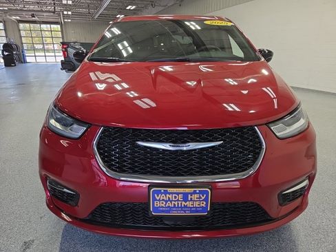 Used 2025 Chrysler Pacifica Select FWD image 2