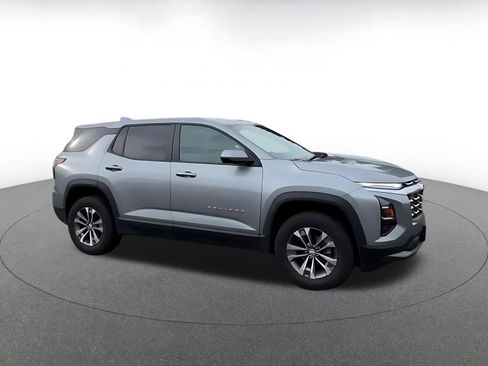 Used 2025 Chevrolet Equinox LT image 2