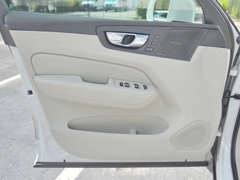 Used 2019 Volvo XC60 T6 Momentum w/ Multimedia Package image 18