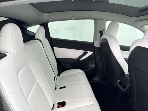 Used 2022 Tesla Model Y Long Range image 37