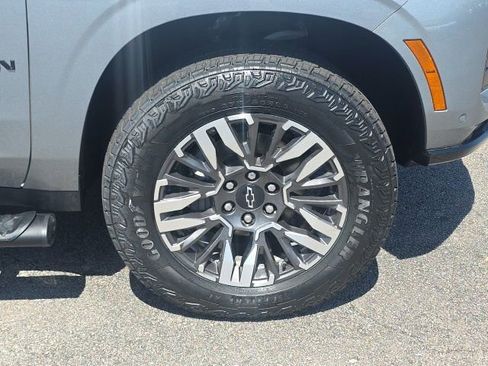 Used 2025 Chevrolet Suburban Z71 AWD/4WD image 12