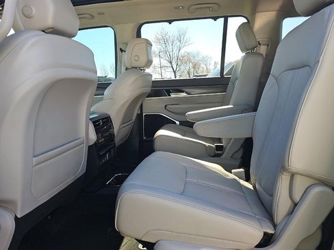 Used 2024 Jeep Wagoneer L Series III w/ Premium Group I image 10