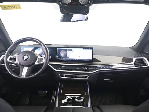 Used 2025 BMW X7 xDrive40i w/ M Sport Package AWD/4WD image 32