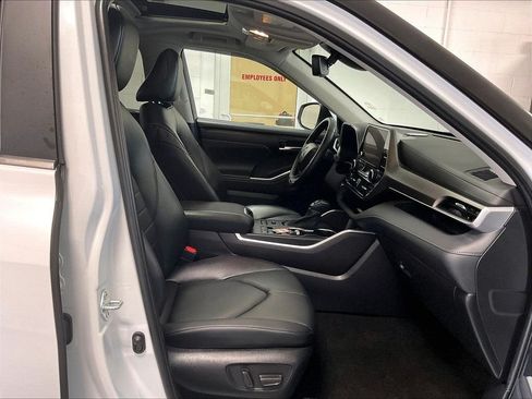 Used 2023 Toyota Highlander XLE AWD/4WD image 11