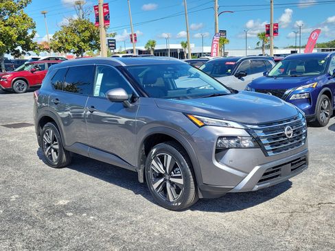 Certified 2025 Nissan Rogue SL FWD image 3