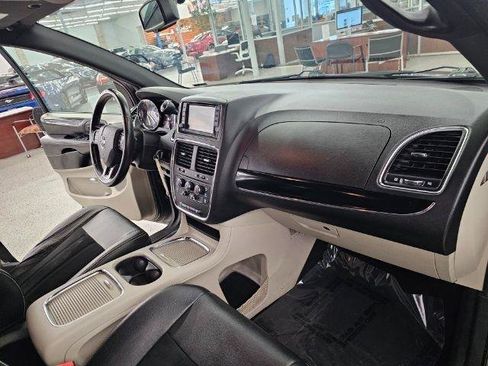 Used 2018 Dodge Grand Caravan SXT image 8