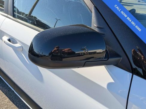Used 2023 Hyundai Venue Limited FWD image 12