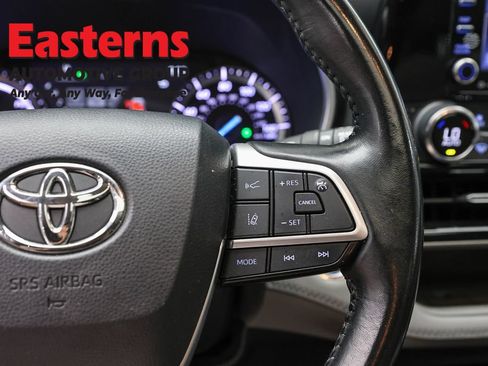 Used 2022 Toyota Highlander XLE AWD/4WD image 16