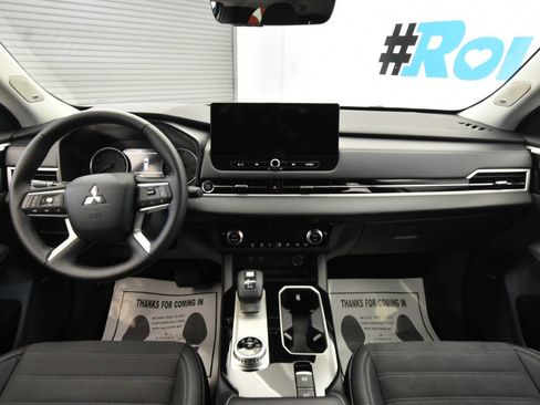 Used 2025 Mitsubishi Outlander SE image 19