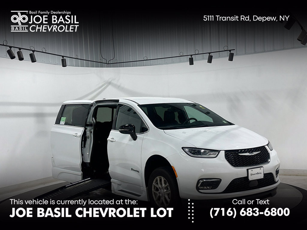 Used 2025 Chrysler Pacifica Select FWD image 1