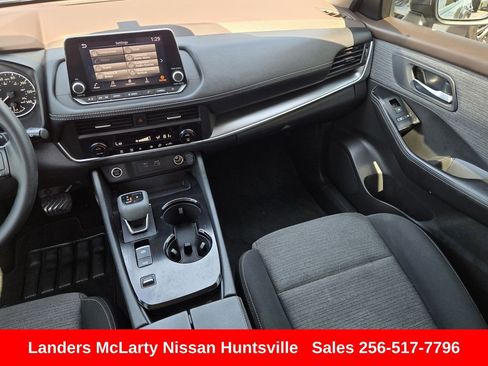 Used 2023 Nissan Rogue SV image 16