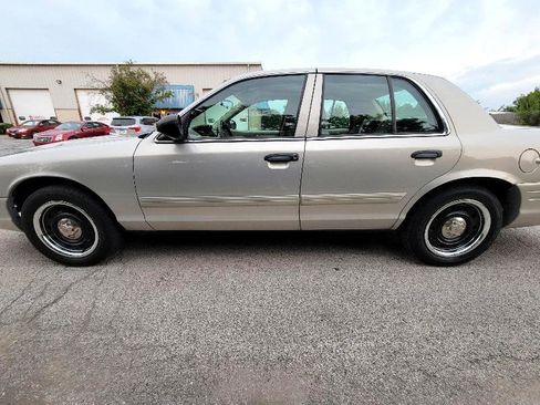 Used 2011 Ford Crown Victoria Police Interceptor w/ Comfort & Convenience Group image 21
