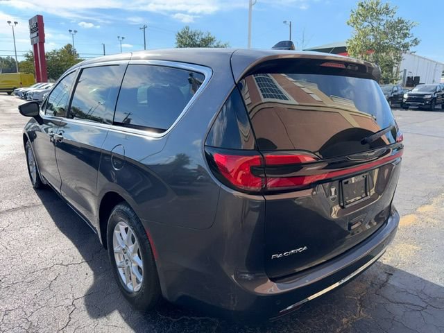 Used 2023 Chrysler Pacifica Touring-L FWD image 6