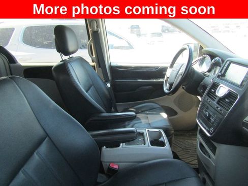 Used 2016 Chrysler Town & Country Touring FWD image 11