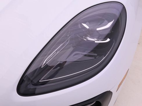 Used 2024 Porsche Macan image 12