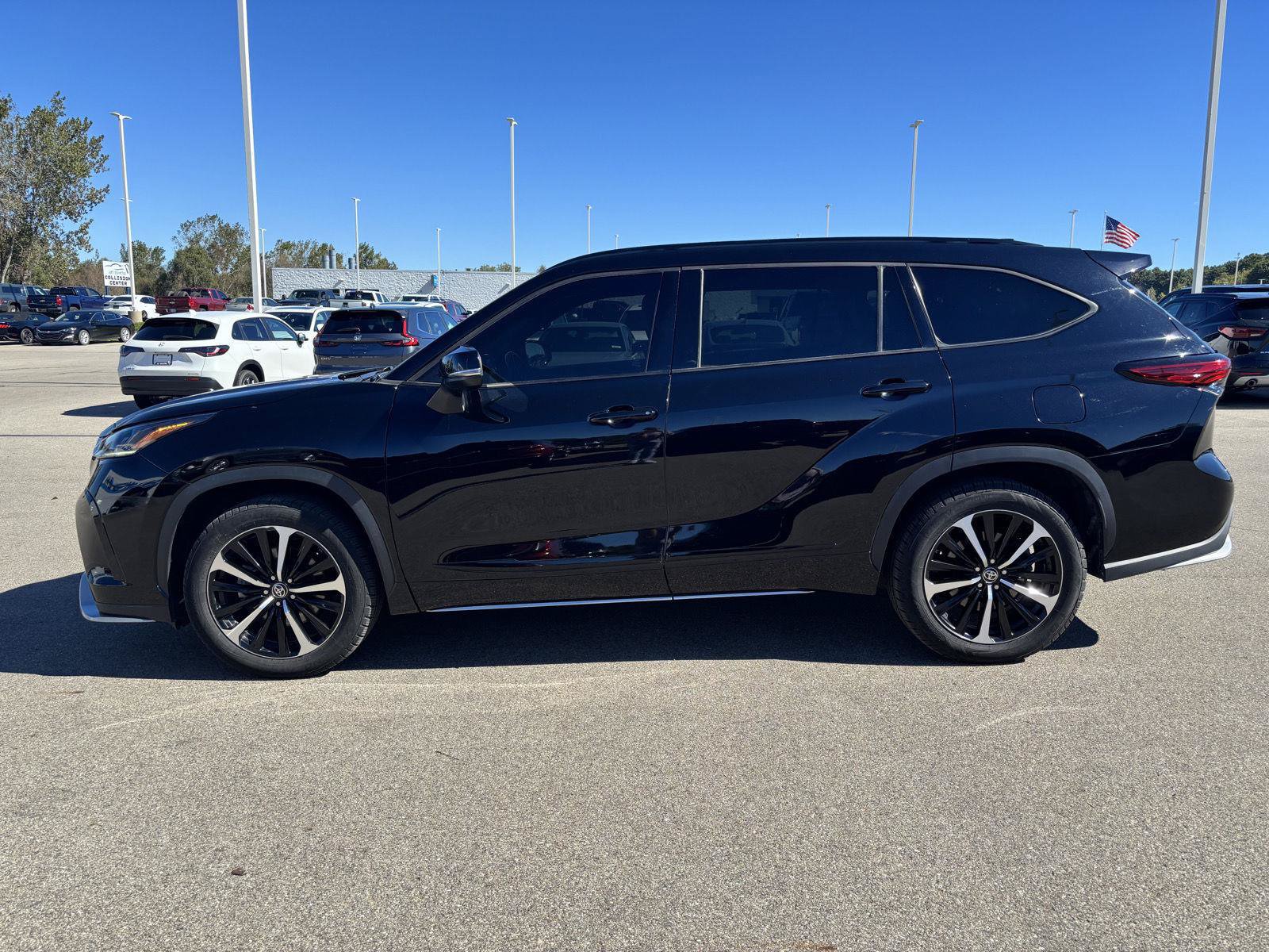 Used 2021 Toyota Highlander XSE AWD/4WD image 2