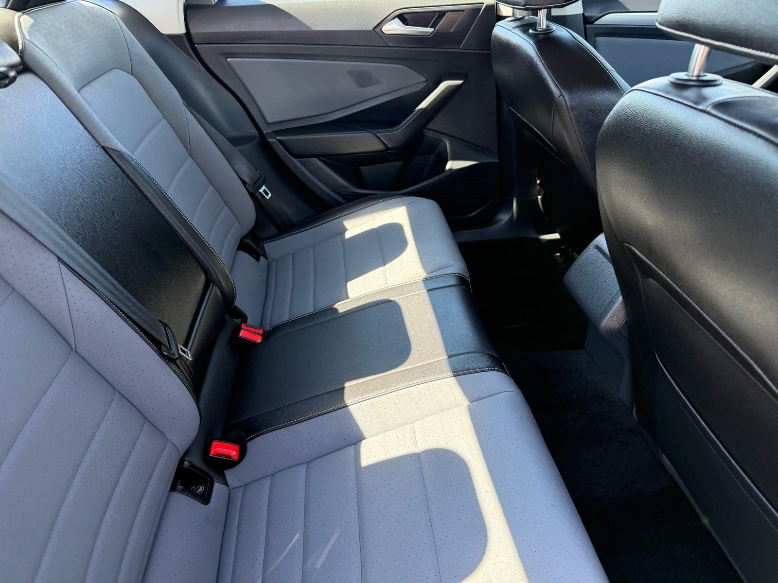 Used 2025 Volkswagen Jetta SE FWD image 29