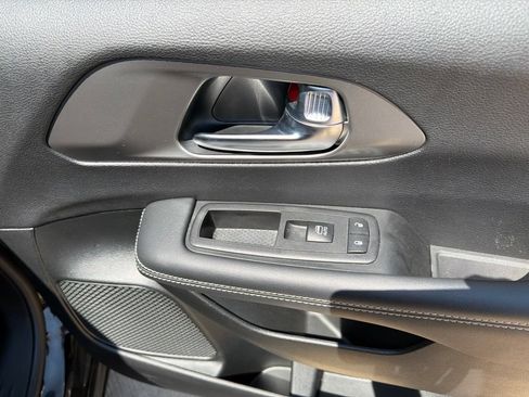 Used 2025 Chrysler Pacifica Select FWD image 15